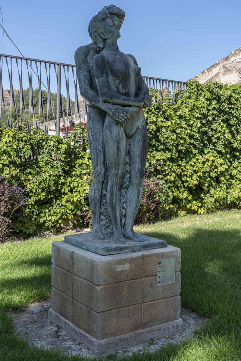 Tarragona - Tortosa 107 - jardines del Principe - grupos escultóricos de Santiago de Santiago 07 - Siete Momentos Estelares - 7c Caricia.jpg